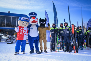 Na zdjęciu widoczne maskotki partnerów akcji oraz funkcjonariusze na nartach