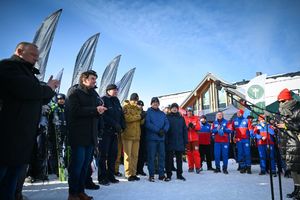 Zdjęcie przedstawia Wojewodę Śląskiego wraz z zaproszonymi gośćmi oraz przedstawicielami służb