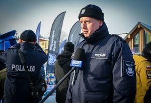 Na zdjęciu widoczny policjant podczas przemówienia