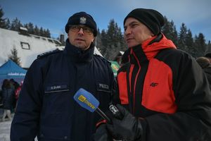 Na zdjęciu widoczny Policjant podczas udzielaniu wywiadu