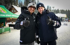Zdjęcie policjanta wspólnie z gościem akcji kręci mnie bezpieczeństwo w zimie