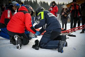 Na zdjęciu widoczny policjant z ratownikami podczas pokazu ratownictwa