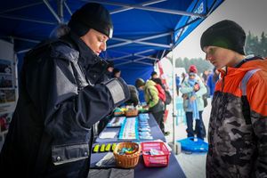 Policjantka podczas udzielania informacji przy stoisku profilaktycznym