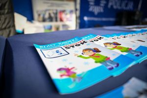 Zdjęcie przedstawia broszure informacyjną dotyczącą bezpieczeństwa
