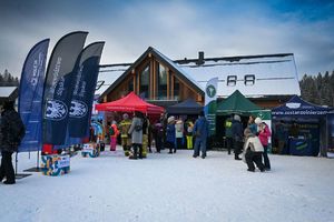 Na zdjęciu widoczne stoiska profilaktyczne partnerów akcji kręci mnie bezpieczeństwo w zimie