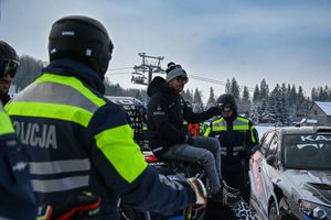 Zdjęcie przedstawiające policyjnych narciarzy