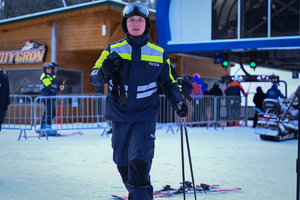 Zdjęcie przedstawiające policyjnych narciarzy