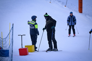 Zdjęcie przedstawiające policyjnych narciarzy