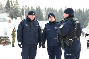 Zdjęcie przedstawiające policjantów podczas służby przy stoku narciarskim