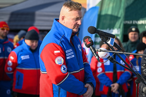 Zdjęcie przedstawia przemówienie jedno z partnerów akcji