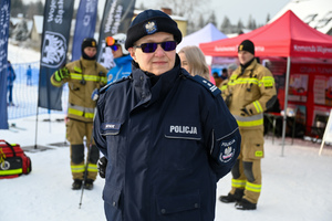 Policjant podczas inauguracji akcji kręci mnie bezpieczeństwo w zimie