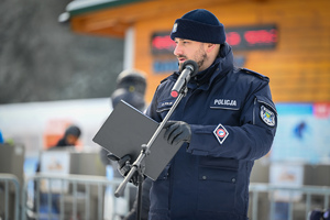 Zdjęcie przedstawia policjanta podczas przemówienia