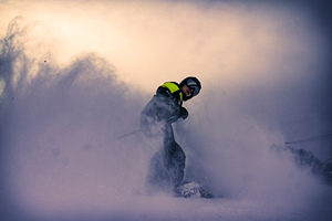 Zdjęcie przedstawia policjanta podczas zjazdu na nartach