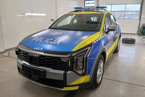 Radiowóz marki KIA stojący w garażu.