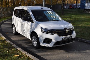Biały samochód marki Renault stojący na wąskiej asfaltowej drodze.