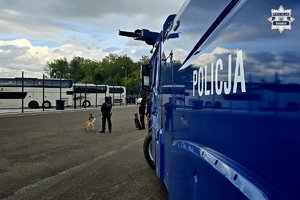 na zdjęciu zbliżenie na napis Policja na pojeździe policyjnym, widok z boku
