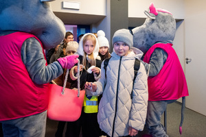 Na zdjęciu widoczne dzieci wewnątrz Komendy Wojewódzkiej Policji w Katowicach.