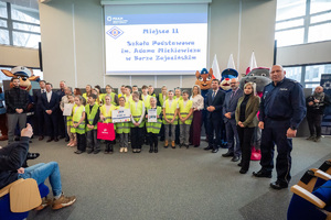 Zdjęcie grupowe, na którym widoczny jest Zastępca Komendanta Wojewódzkiego Policji w Katowicach inspektor Jacek Stelmach, Wojewoda Śląski Marek Wójcik, Adam Małysz oraz dzieci i maskotki Taurona i śląskiej drogówki.