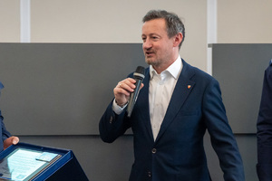 Na zdjęciu widoczny Adam Małysz, który przemawia.