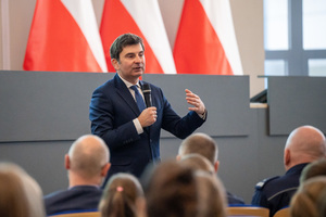 Na zdjęciu widoczny Wojewoda Śląski Marek Wójcik, który przemawia.