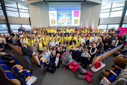 Zdjęcie grupowe, na którym widoczne są dzieci, osoby dorosłe oraz maskotki śląskiej Policji i Taurona.