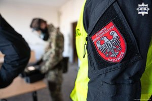 na zdjęciu zbliżenie na emblemat na rękawie munduru policyjnego z napisem Pododdział Kontrterrorystyczny Katowice