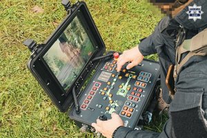 na zdjęciu zbliżenie na ekran urządzenia obsługiwanego przez umundurowanego policjanta