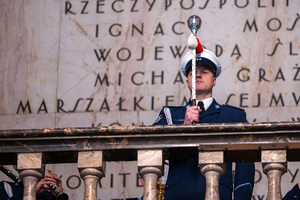 Na zdjęciu widoczny umundurowany  policjant - tamburmajor.
