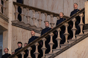 Na zdjęciu widoczni umundurowani policjanci stojący na schodach w reprezentacyjnym westybulu Śląskiego Urzędu Wojewódzkiego w Katowicach.