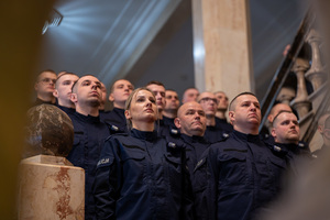Na zdjęciu widoczni umundurowani policjanci stojący na schodach w reprezentacyjnym westybulu Śląskiego Urzędu Wojewódzkiego w Katowicach.