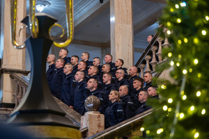 Na zdjęciu widoczni umundurowani policjanci stojący na schodach w reprezentacyjnym westybulu Śląskiego Urzędu Wojewódzkiego w Katowicach.