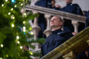 Na zdjęciu widoczny umundurowany policjant.