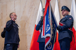 Na zdjęciu widoczny poczet sztandarowy oraz policjant składający przysięgę.