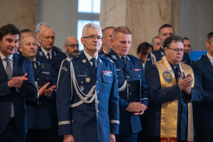 Na zdjęciu widoczny Komendant Wojewódzki Policji w Katowicach nadinspektor Mariusz Krzystyniak, Wojewoda Śląski Marek Wójcik oraz inni policjanci i policyjny kapelan.