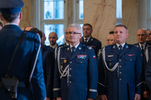 Na zdjęciu widoczny Komendant Wojewódzki Policji w Katowicach nadinspektor Mariusz Krzystyniak, a także stojący przed nim dowódca uroczystości. Widoczni także inni policjanci.