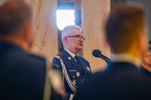 Na zdjęciu widoczny Komendant Wojewódzki Policji w Katowicach nadinspektor Mariusz Krzystyniak, który przemawia.