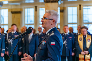 Na zdjęciu widoczny przemawiający Komendant Wojewódzki Policji w Katowicach nadinspektor Mariusz Krzystyniak.