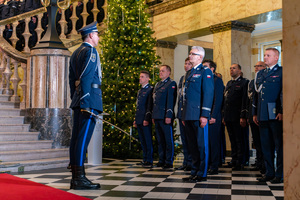 Na zdjęciu widoczny dowódca uroczystości, który składa meldunek Komendantowi Wojewódzkiemu Policji w Katowicach nadinspektorowi Mariuszowi Krzystyniakowi. W tle widoczni policjanci w mundurach galowych.