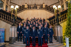 Zdjęcie grupowe na schodach w reprezentacyjnym westybulu Śląskiego Urzędu Wojewódzkiego w Katowicach. Widoczny Komendant Wojewódzki Policji w Katowicach nadinspektor Mariusz Krzystyniak, Wojewoda Śląski Marek Wójcik oraz policjanci w mundurach galowych i nowo przyjęci policjanci w mundurach ćwiczebnych.