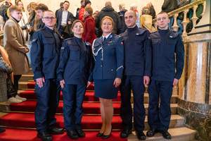 Na zdjęciu widoczna Komendant Powiatowy Policji w Zawierciu młodszy inspektor Renata Hałabuda wraz z policjantką i trzema policjantami.