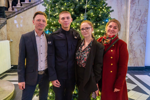 Na zdjęciu widoczny policjant, który stoi z bliskimi.