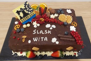 Ozdobiony tort na tacy.