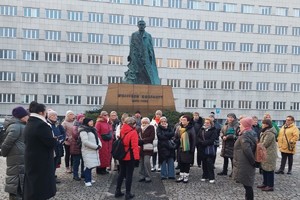 Grupa kobiet stoi przed pomnikiem Wojciecha Korfantego.