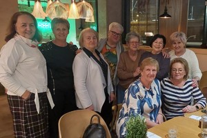 Grupa kobiet w restauracji.