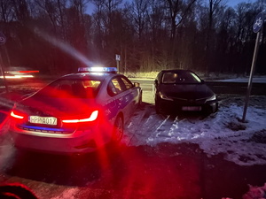 Na poboczu drogi stojące dwa samochody.