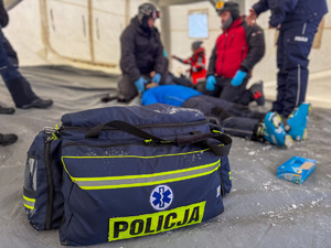 Zbliżenie na policyjną torbę ratownictwa medycznego.