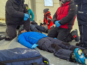 Zbliżenie na osobę leżącą na plecach pod namiotem.