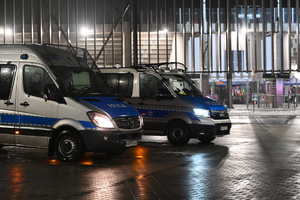 Zdjęcie przedstawia radiowozy policyjne w nocy