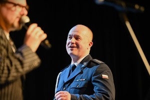 Zdjęcie przedstawia wokalistę i policjanta podczas rozpoczęcia nowego roku w Piekarach Śląskich