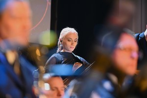 Zdjęcie przedstawia wokalistkę podczas muzycznego rozpoczęcia nowego roku w Piekarach Śląskich